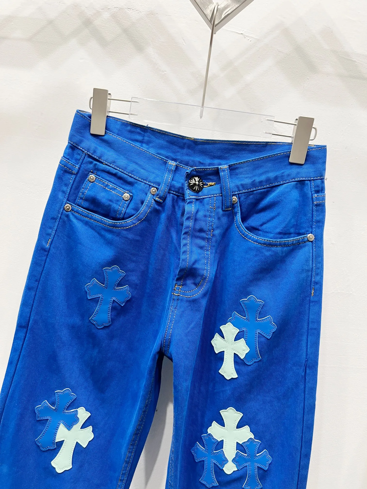 P270 Style number: (C002) Chrome hearts CH co-branded Drak Miami blue jeans exude uninhibited personality and unique charm. Every wear and tear is carefully designed to present a unique artistic feel. Made of imported denim fabric, which has undergone heavy industrial washing and destruction treatment, the trousers show a super cool effect on the upper body, allowing you to dominate the fashion stage.  This is more than just a pair of jeans, it is an expression of attitude. With its unique design concept and ultimate pursuit of details, Croxin breaks traditional boundaries and defines the jeans trend in the new era. The trousers are made of double-layer woven fabric with customized hardware. Italian-made special cowhide is printed and cut. Custom-made sheepskin three-layer thick-line leather. The entire body is spliced ​​in heavy water washing. Craftsmen hand-splash ink. You can see the details. Three-dimensional cutting version. Loose and comfortable, not flattering. Makes you taller and slimmer. Factory quality control. Same style for men and women. Can be matched with couples. Versatile recommendation. Must-have jeans for all seasons. Color: blue Size: 28-30-32-34